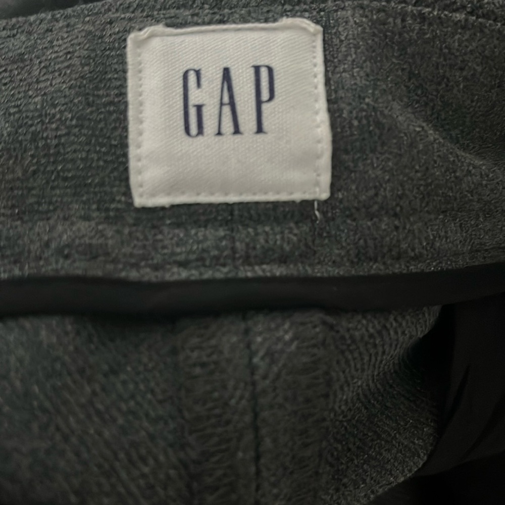GAP Grey stylish wide leg cropped pant. Front zip closure with pleats.
